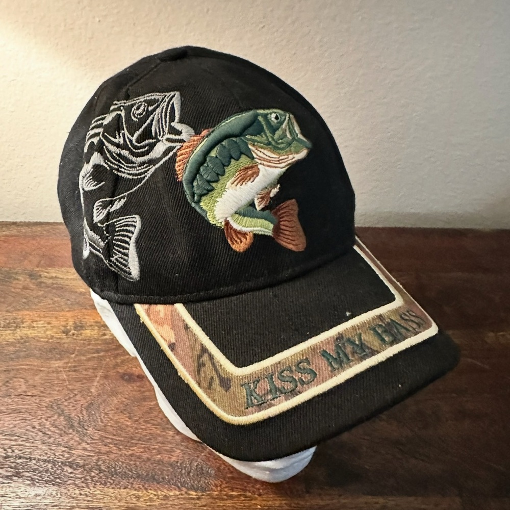 “Kiss my bass”‎ hat Golden Lion tag